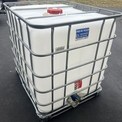 IBC Totes - 275 Gallon Water Tank *Amazing Condition*