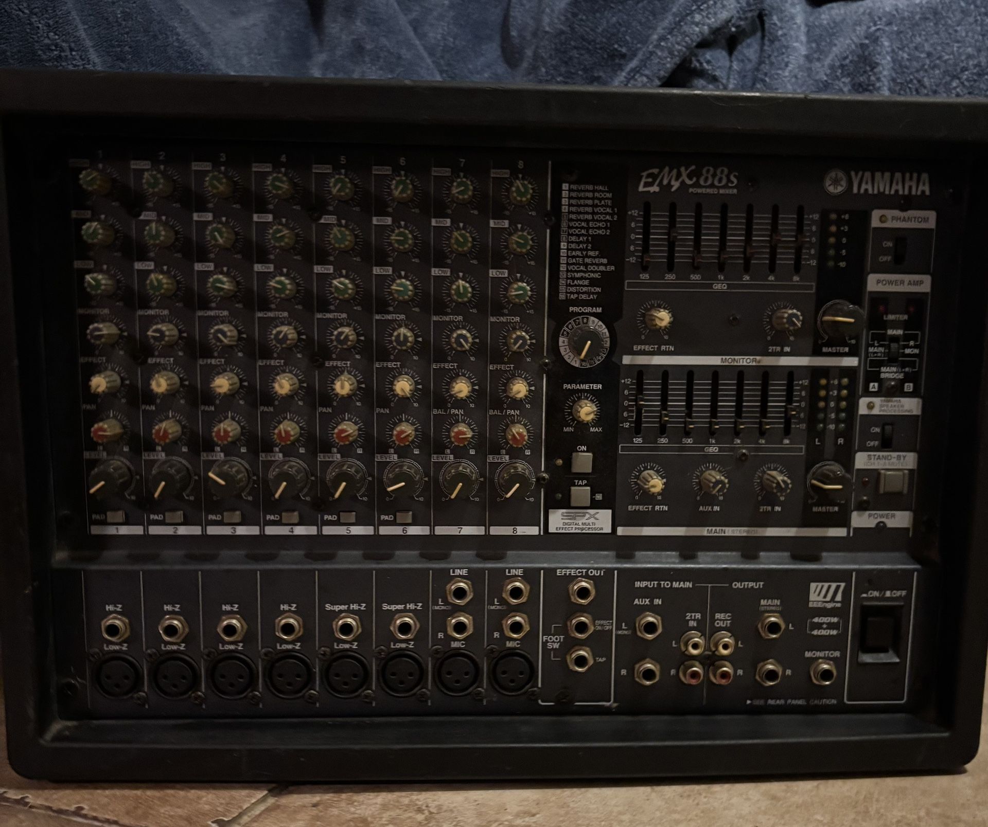 YAMAHA EMX 88S Mixing Console