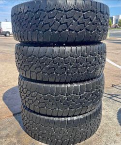 265/70/17 Falken Selling a set of 4 tires in excellent condition 🫡