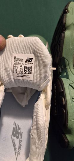 Women's size 7  New Balance 1000