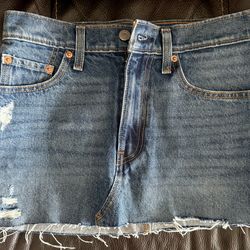 Levi’s denim skirt size 26 (like new)