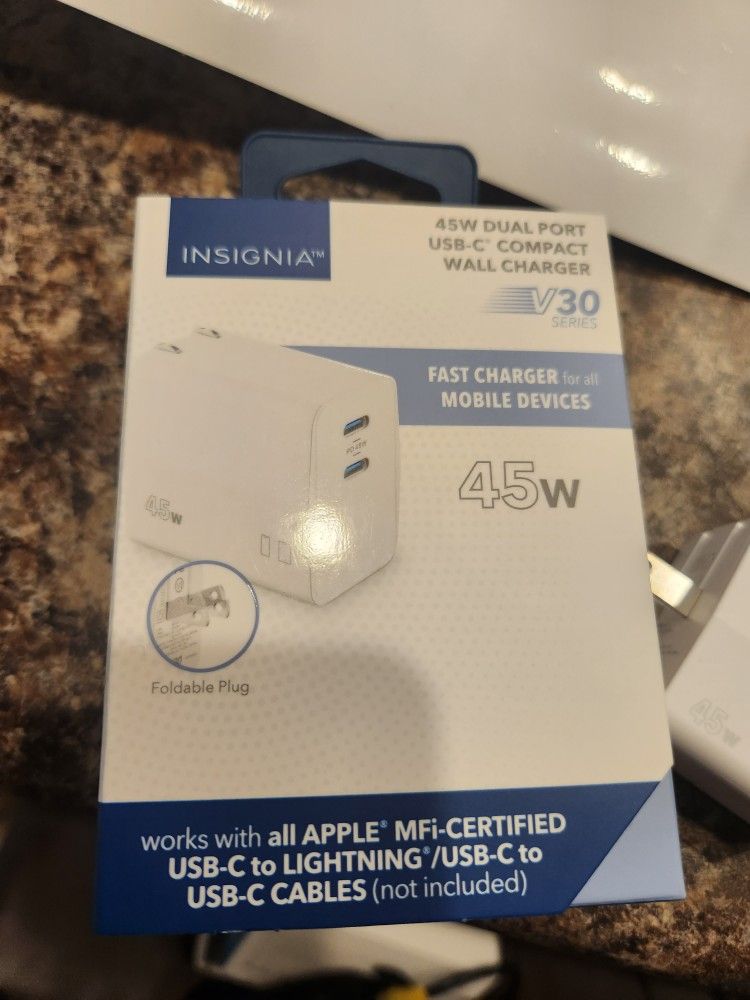 Insignia 45W Fast Charger, Dual USB-C
