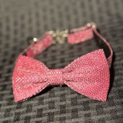 Dog collar with removable pink bow 