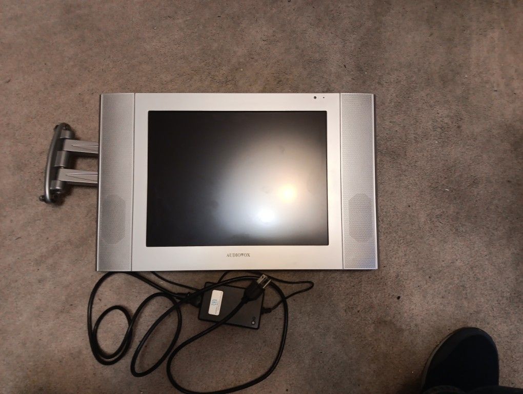 14" AC DC Audiovix TV with wall bracket
