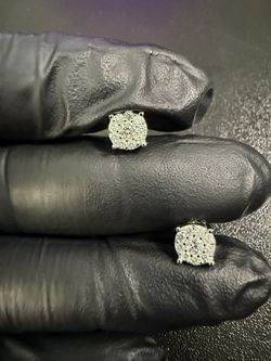 Oyster 4 Point Moisinite Men’s Earrings 