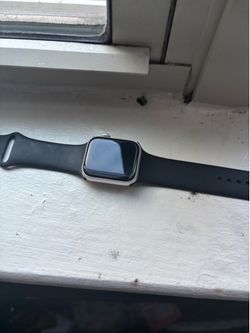 Title: Apple Watch SE 3 (GPS + Cellular) 40mm – Like New + Charger
