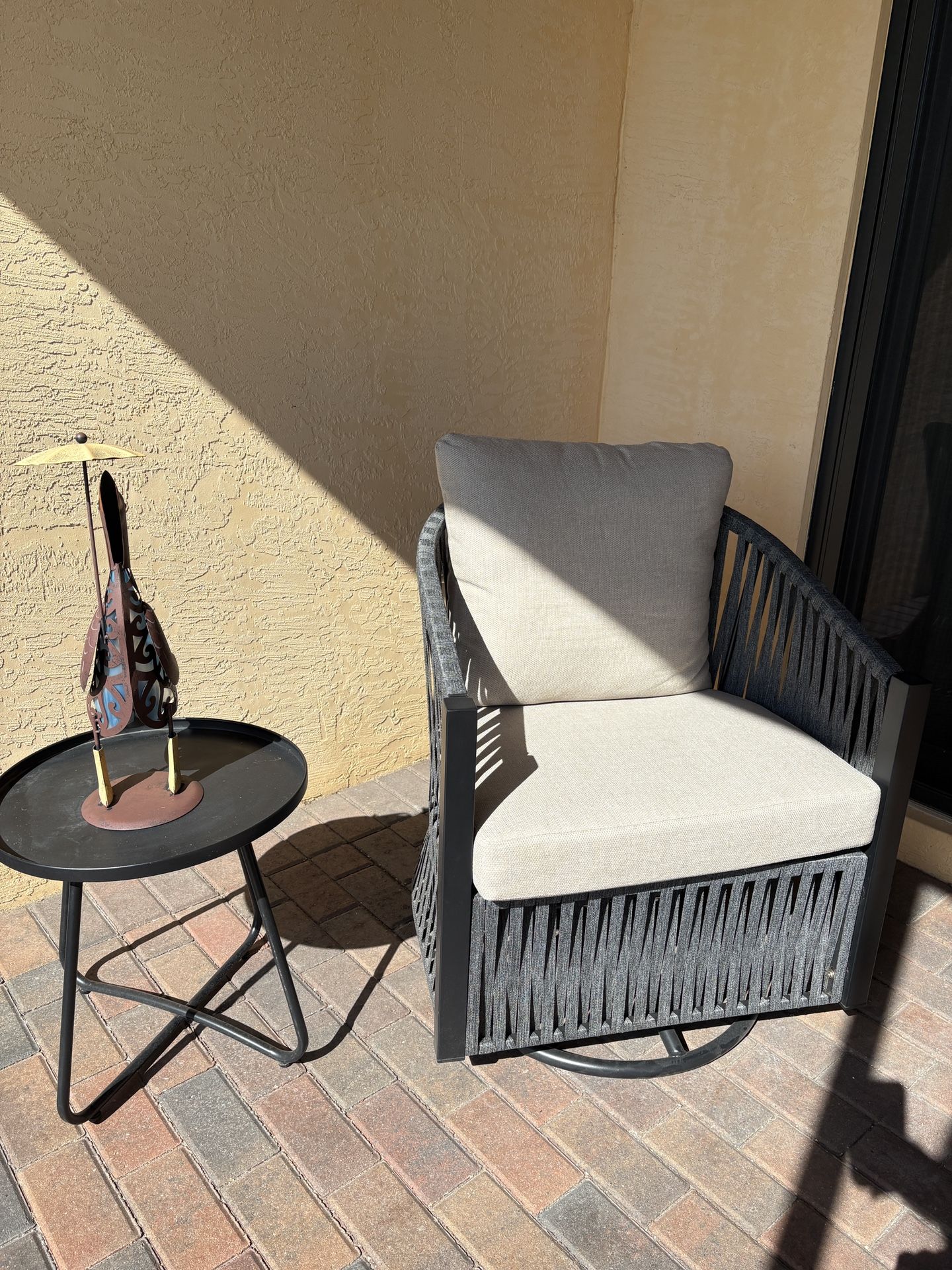 Swivel / Glider Patio Chair With Side Table