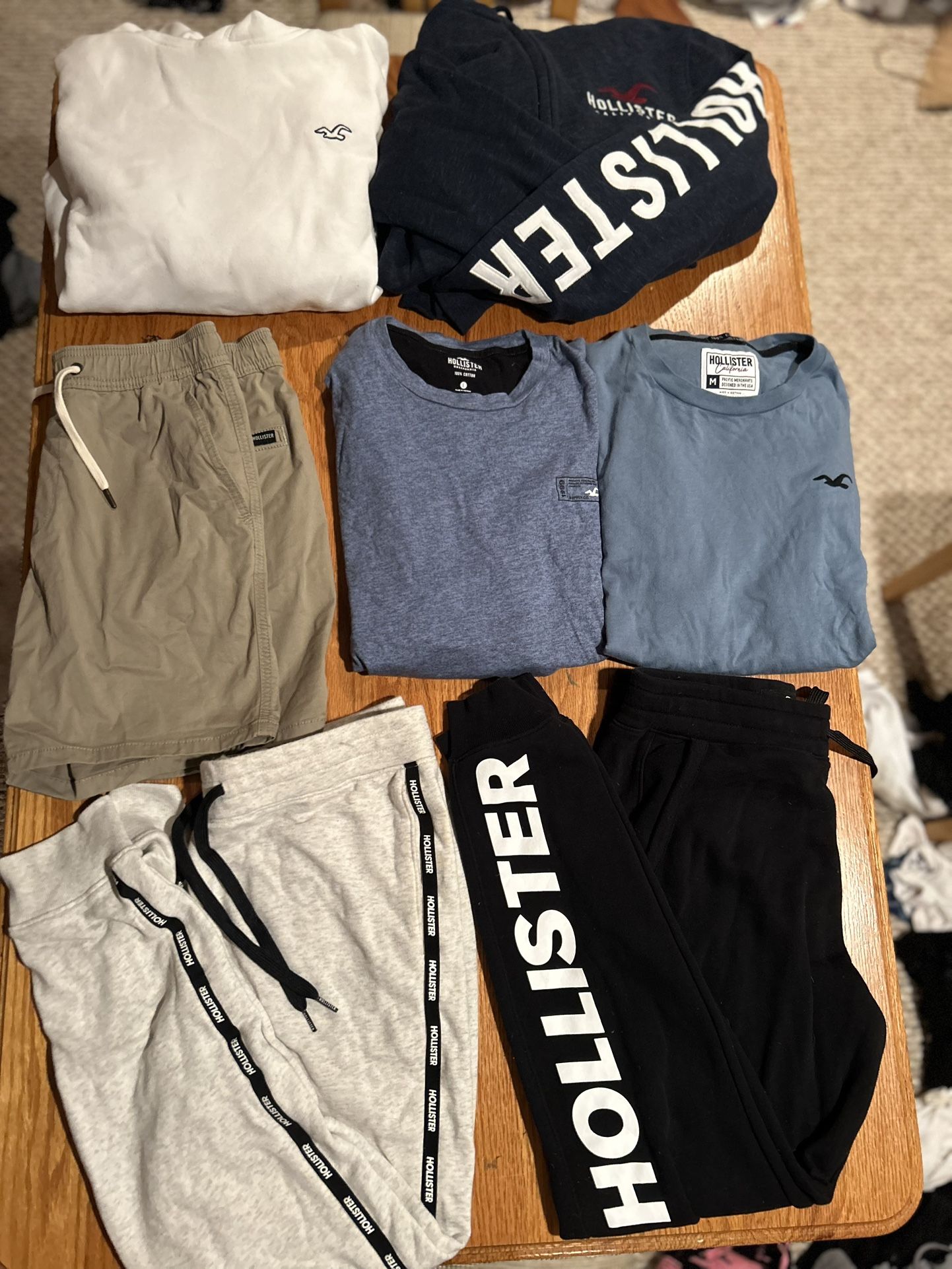 Men’s Hollister Clothing Bundle (7 pcs) – Hoodies, Joggers, Tees, Shorts – Size M