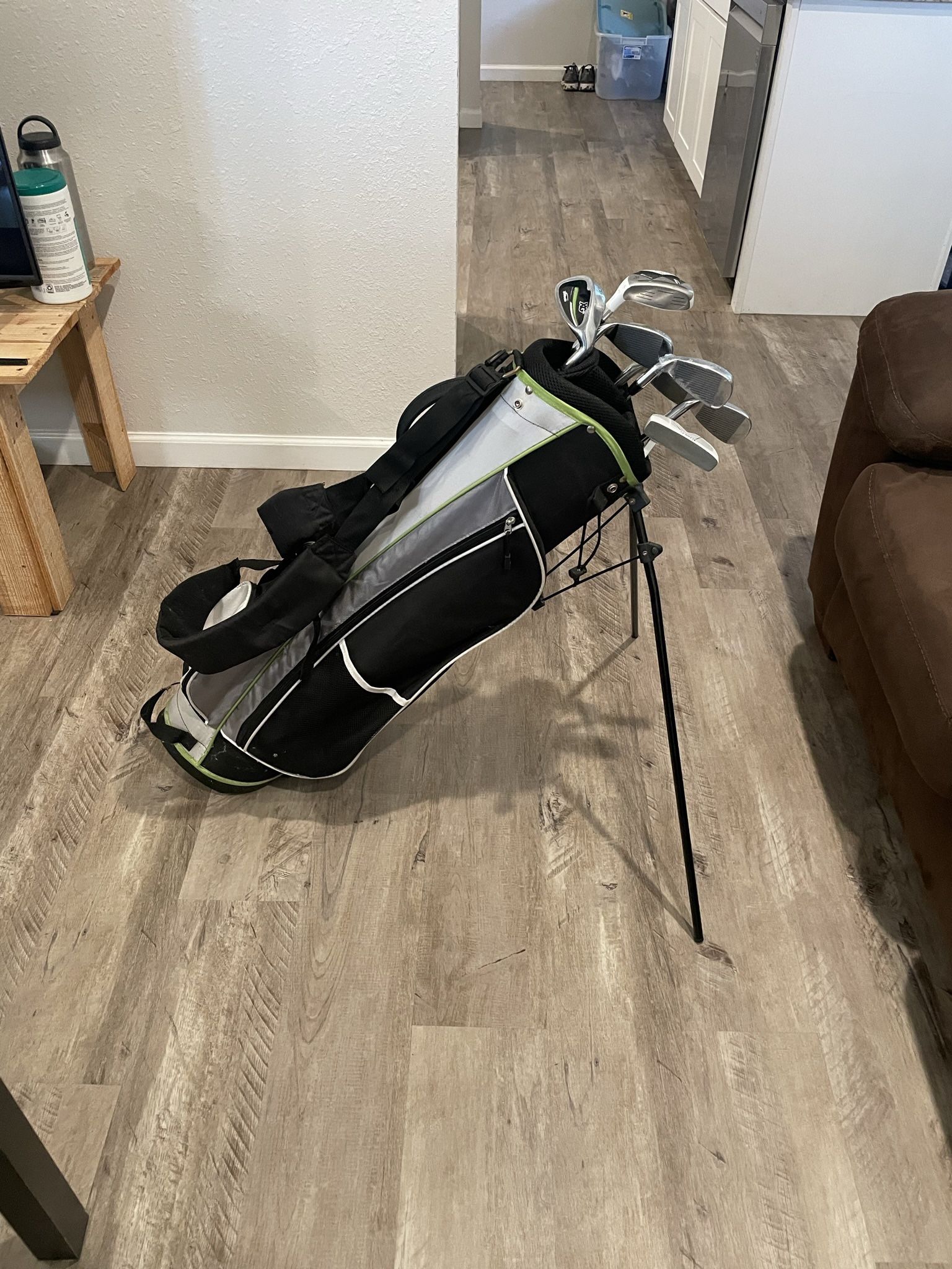 Titech Golf Bag/XG4 Clubs (Right Handed)