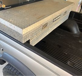 Truck tool box