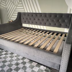 Full Day bed w/ Twin Trundle like new