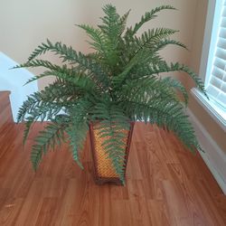 Boston Fern (Faux) Floor Plant 27" H   Wicker & Wood Planter -Planta Helecho Artificial 