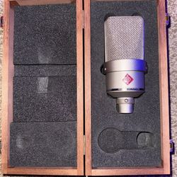 Neumann TLM 103 condenser mic