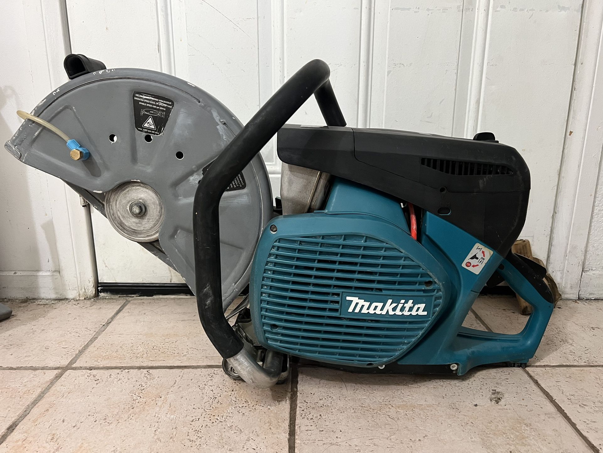 Makita MM4 cut off saw, 4 strock engine, 14 inch, Good condition, Work perfectly