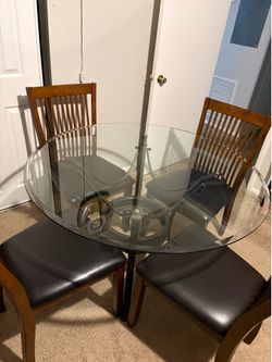 Dinning round table with 4 chairs