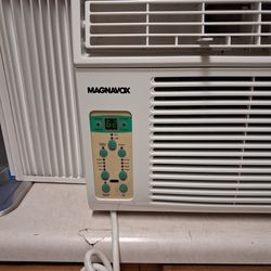 MAGNAVOX ( 8,000 ) BTU AIR CONDITIONER IN BRAND NEW CONDITION NO MOLD