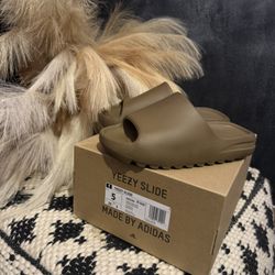 Yeezy Slide (Brown), Size 5M