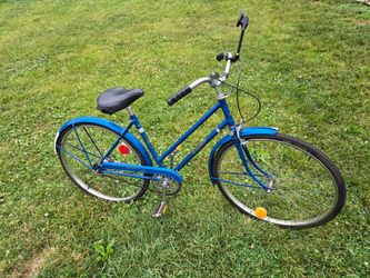 Vintage Raleigh Colt bicycle, blue in color. Good condición interested text