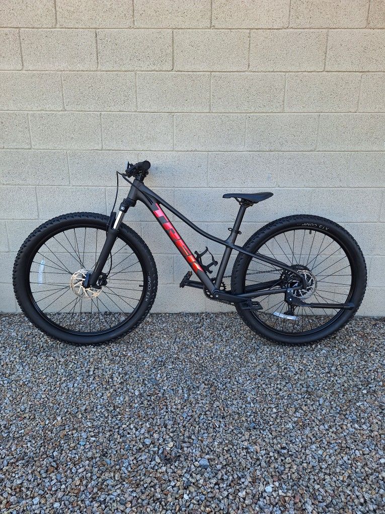 TREK MARLIN 5 GEN 3 MOUNTAIN BIKE 27.5 INCH 1 X 9 SPEED LIKE NEW ( CHECK MY OTHER BIKES)