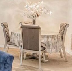 ELEGANT 5-PIECE DINING SET FOR SALE NO SCRATCHES OR DENTS