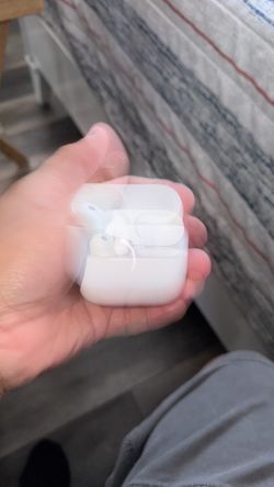 Apple AirPods Pro  3  no right size