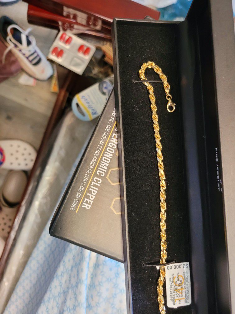 14kt Gold Diamond Cut Bracelet 