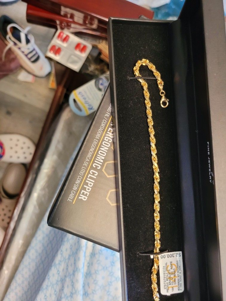 14kt Gold Diamond Cut Bracelet