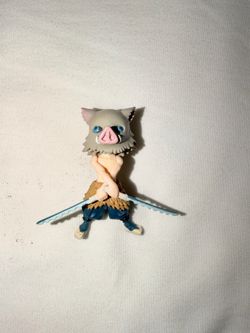 figuras de personajes de la serie Demon Slayer como Tanjirou Kamado y Nezuko Kamado