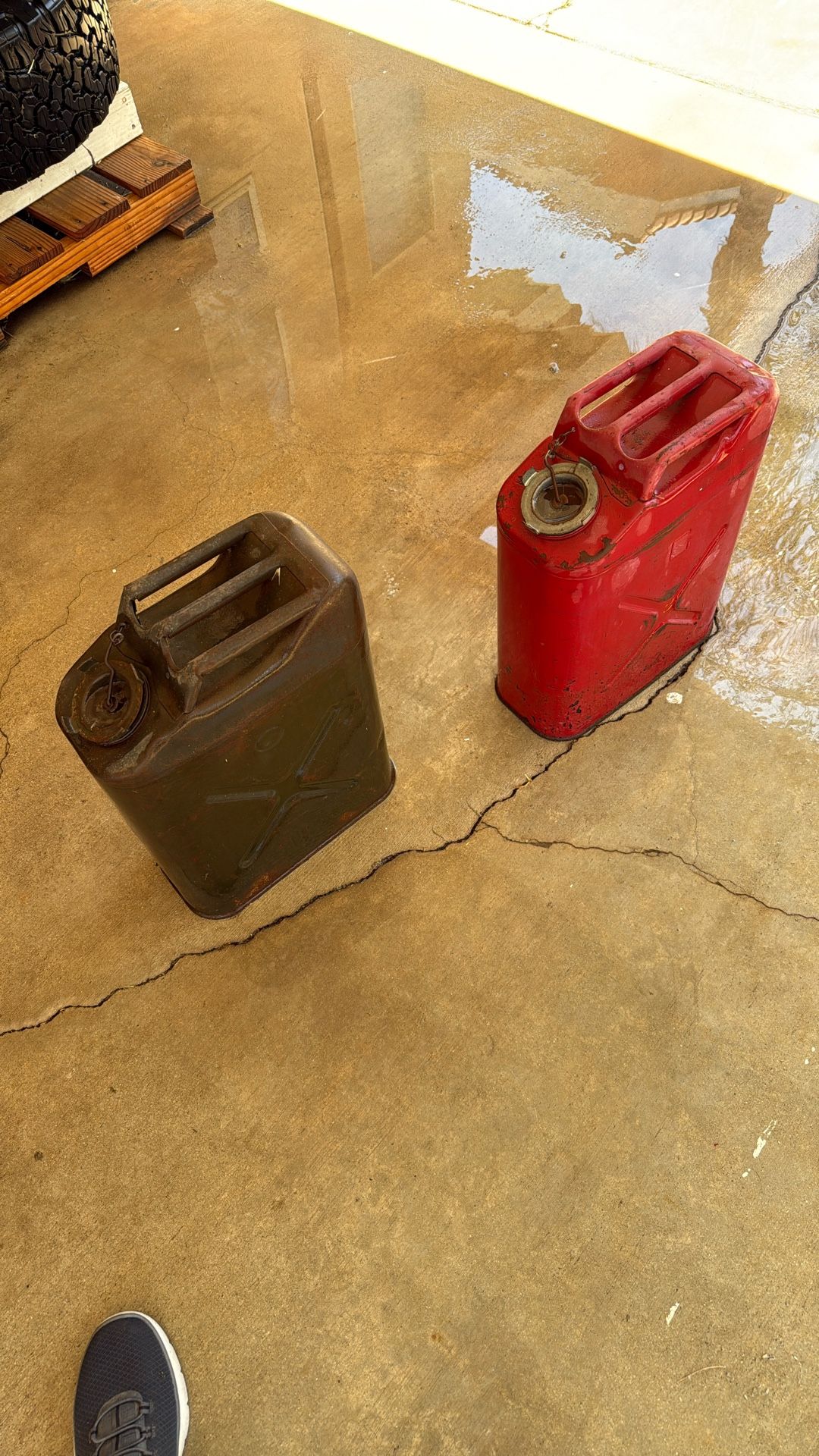 Metal 5 Gallon Jerry Cans