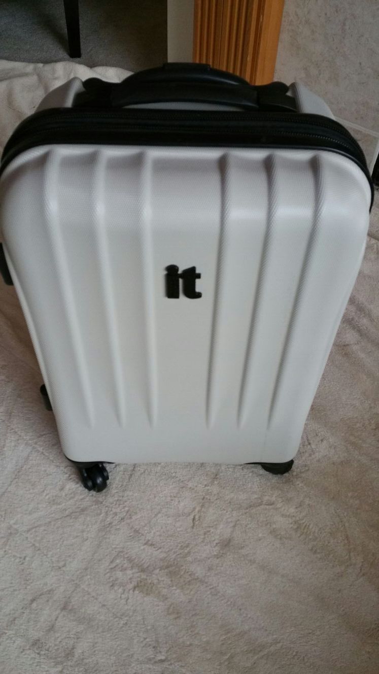 Minsk by IT Luggage 55cm Small Cabin Carry-on Hard Suitcase