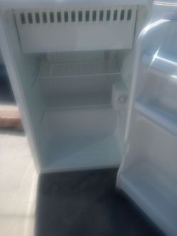 Daewoo Dorm Apartment College mini refrigerator appliance