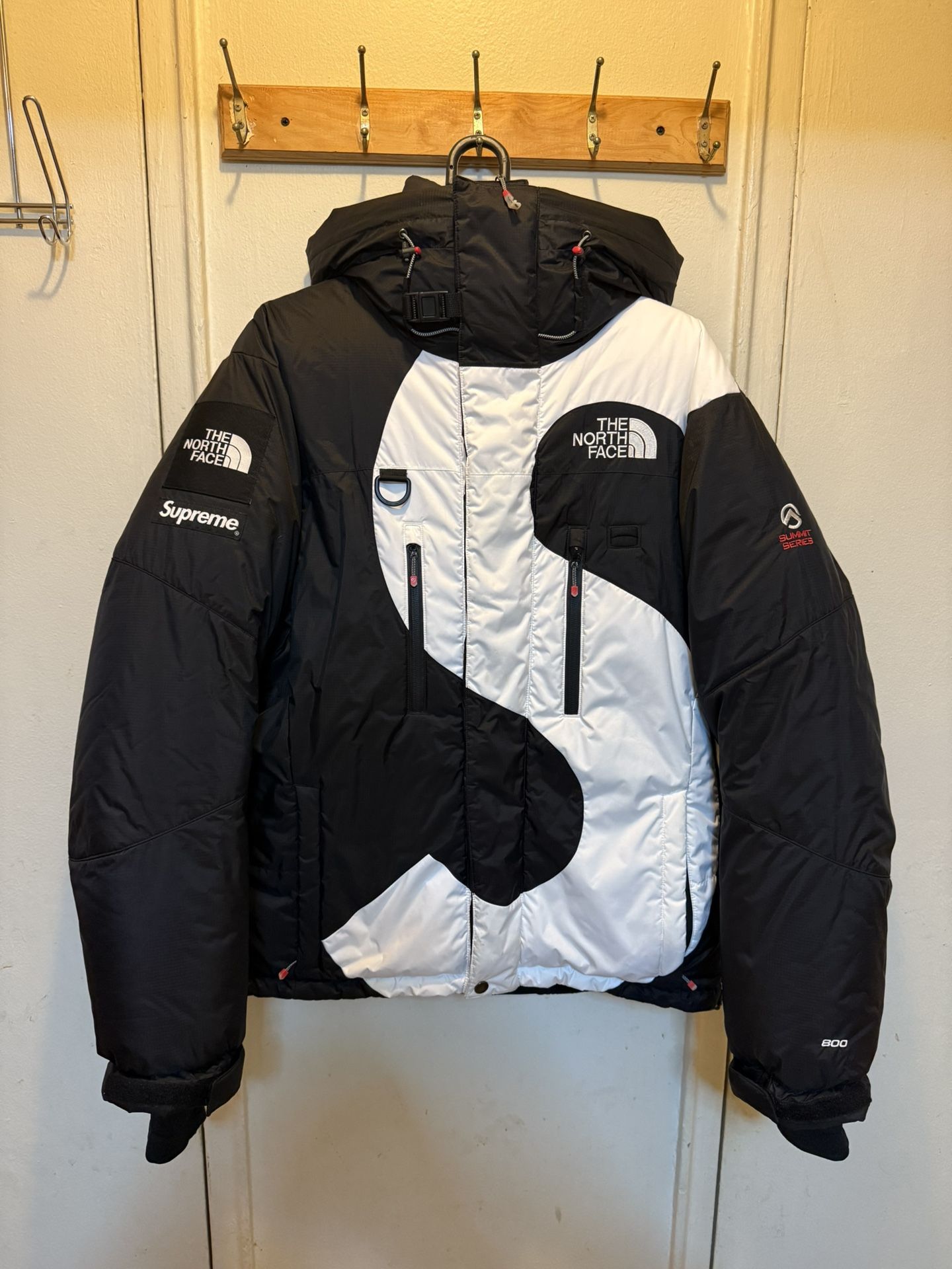 SUPREME X THE NORTH FACE S LOGO SUMMIT SERIES HIMALAYAN PARKA (SMALL)…