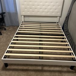 Queen Size Bed With Slat Supports And Wooden Slats