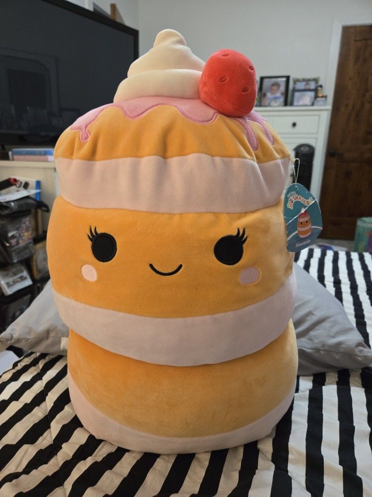 New. Squishmallow. Sawtelle. Strawberry Shortcake.