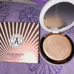 Anastasia Beverly Hills  Glow Seeker “Sun Idol” Powder Highlighter