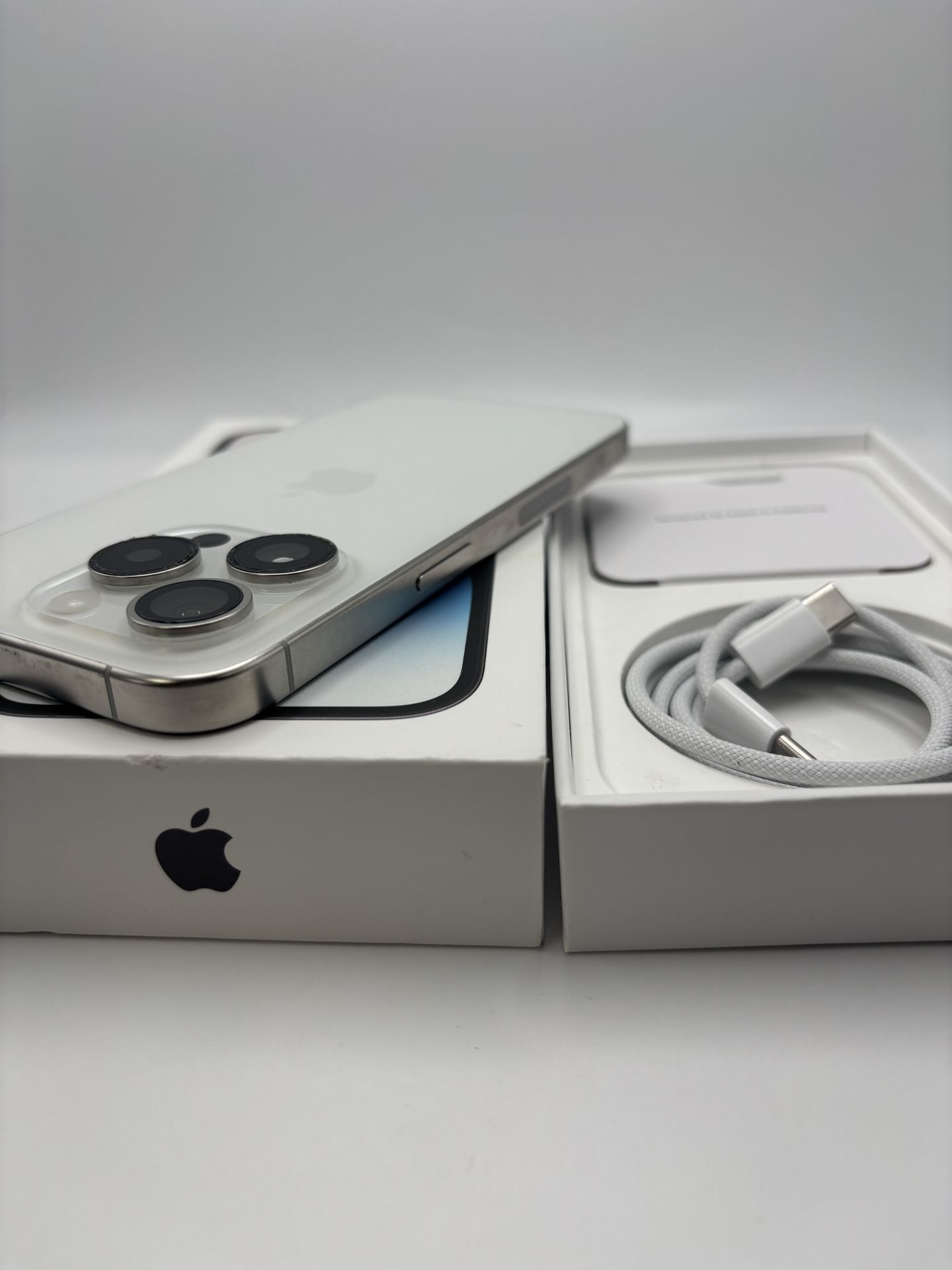 White iPhone 15 pro 256gb unlocked for any carrier battery health 86% iPhone is in like new condition everything works perfectly ++++++spanish+++++ iP