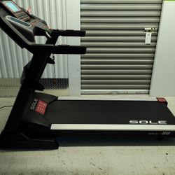 SOLE F80 TREADMILL ( LIKE NEW &  DELIVERY AVAILABLE TODAY)