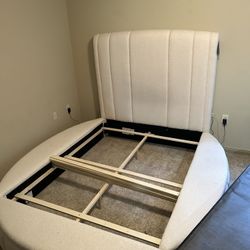 QUEEN SIZE BEDFRAME W/STORAGE 