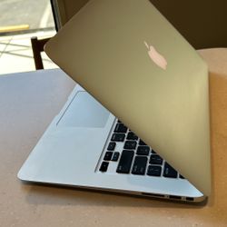 Apple MacBook Air 13” I5/8GB/256GB SSD $200