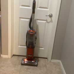 Shark bagless lift away vacuum cleaner with attachments   (Excellent condition)