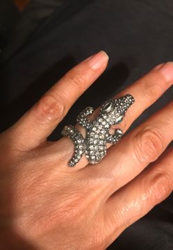 Unique adjustable crocodile ring with green eyes stone