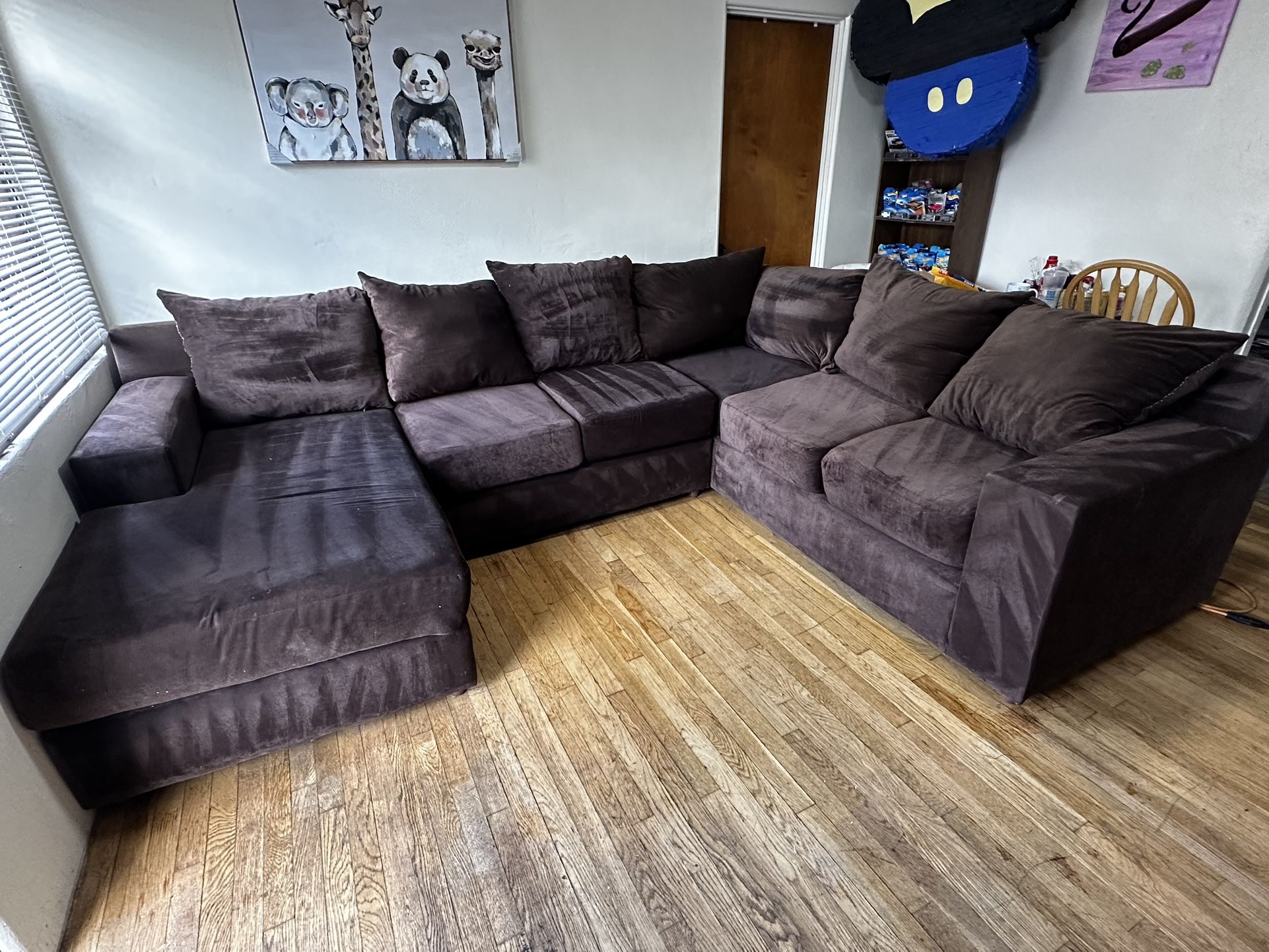 Beautiful 3pc Sectional Sofa (FREE DELIVERY)