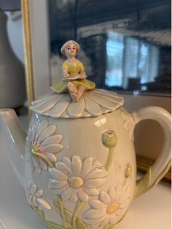 Adorable vintage teapot