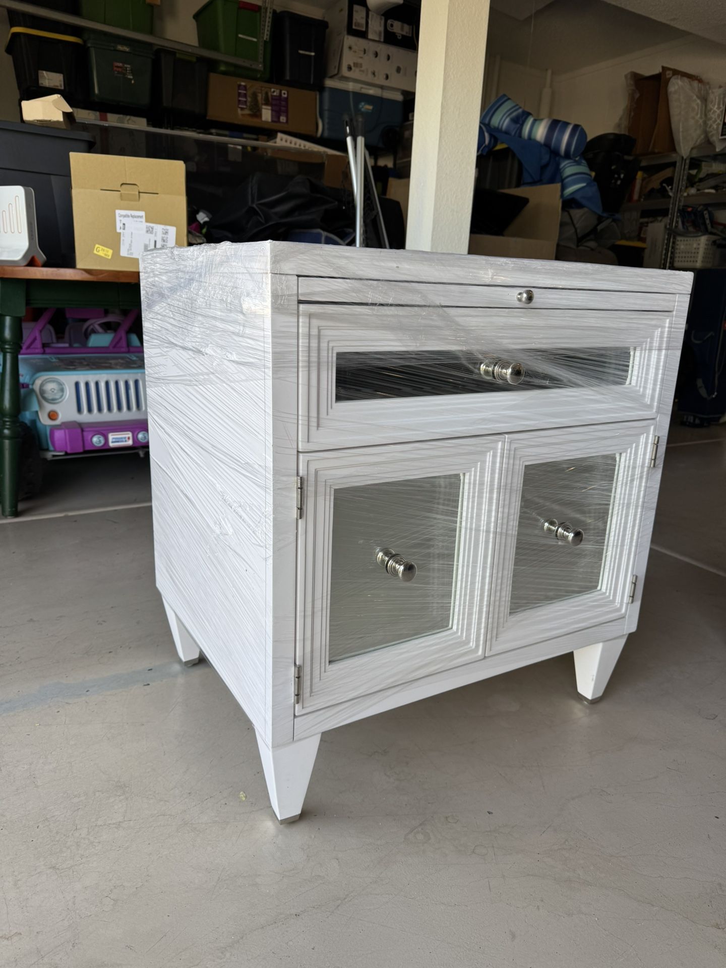 Set of 2 Mirrored White Nightstands / Accent Tables