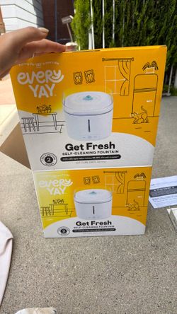 Self cleaning pet fountain