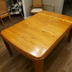 Up for sell is a Oak Dinning Table that is in excellent condition. 62"L x 42"W x 30"H. Expands to 86"L with 2-12"leafs.
