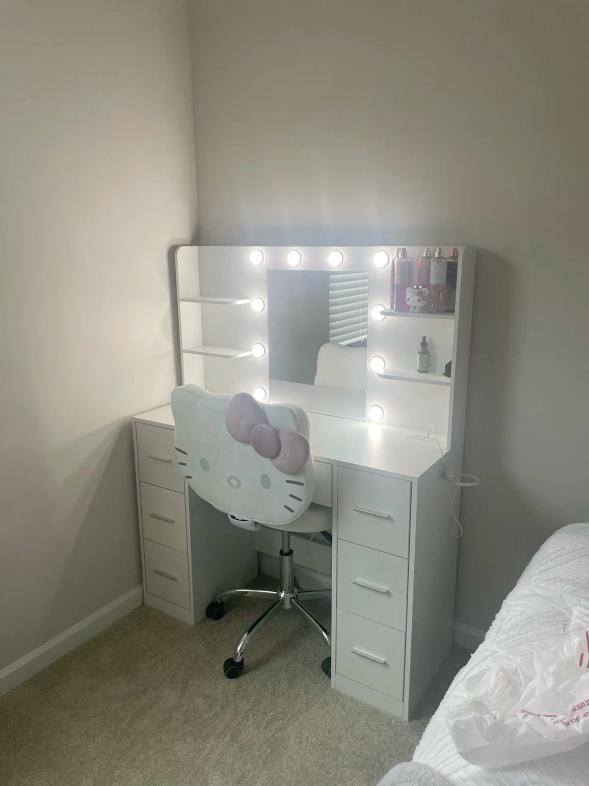 Hello Kitty Vanity And Chair‼️🇺🇸🔥