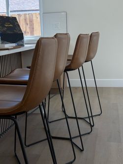 Gorgeous West Elm Slope Leather Barstools ✨  Bought these brand new for our new home, but unfortunately they’re a little too big for our space.  Set o