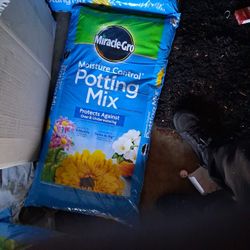 Miracle Gro Moisture Control Potting Mix