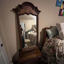 2 Nightstands And Two Mirrors